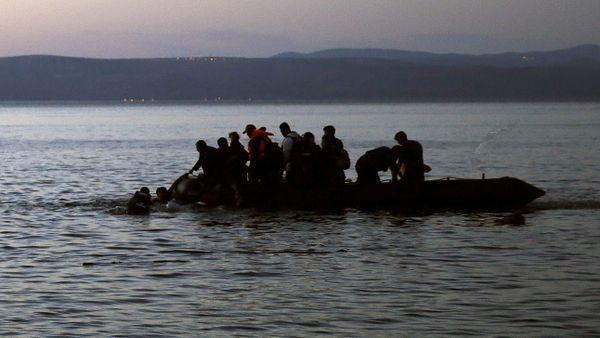 Afghan migrants try to hold onto a sinking dinghy off the Greek island of Lesbos after crossing a part of the Aegean Sea from Turkey to Lesbos. Afghan migrants try to hold onto a sinking dinghy off the Greek island of Lesbos after crossing a part of the Aegean Sea from Turkey to Lesbos. - Sputnik International