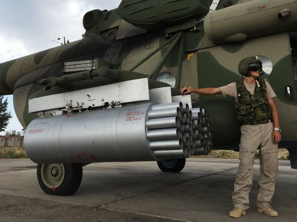 Pilot by a Russian MI-8AMShT cargo and attack helicopter at the Hmeimim air base in Syria. - Sputnik International