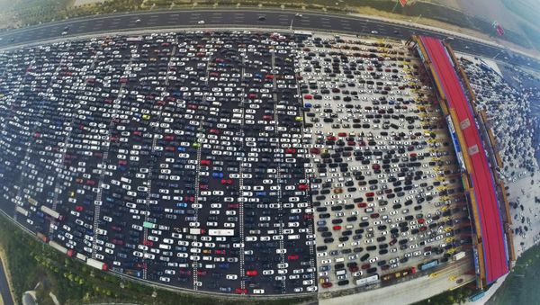 Vehicles are seen stuck in a traffic jam near a toll station as people return home at the end of a week-long national day holiday, in Beijing, China, October 6, 2015 - Sputnik International