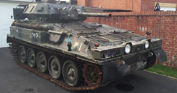 Jeff Woolmer, a 44-year-old engineer from Bristol, UK, bought the CVRT Scorpion armored vehicle with a 75-mm cannon on top of it for £9,000 ($13,900) in an online auction Jeff Woolmer, a 44-year-old engineer from Bristol, UK, bought the CVRT Scorpion armored vehicle with a 75-mm cannon on top of it for £9,000 ($13,900) in an online auction - Sputnik International