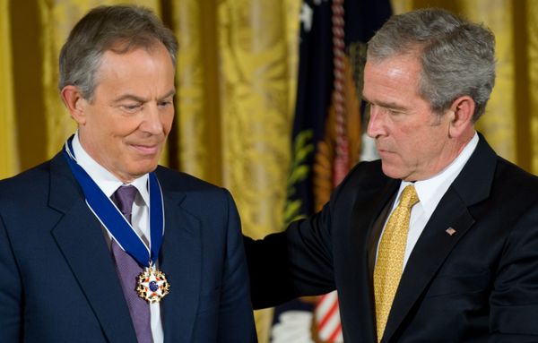 Then US President George W. Bush presents the Presidential Medal of Freedom to former British Prime Minister Tony Blair (L) in the East Room of the White House in Washington.  - Sputnik International