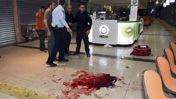 Israeli security personals stand next to blood on the floor, at the Beersheba central bus station where a Palestinian gunman went on a stabbing and shooting rampage, October 18, 2015. - Sputnik International