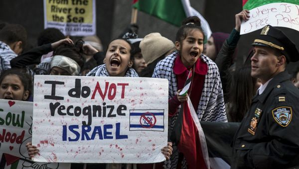 A demonstrator chants slogans during a pro-Palestinian protest in Times Square, in the Manhattan borough of New York, October 18, 2015 A demonstrator chants slogans during a pro-Palestinian protest in Times Square, in the Manhattan borough of New York, October 18, 2015 - Sputnik International