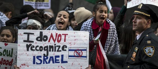 A demonstrator chants slogans during a pro-Palestinian protest in Times Square, in the Manhattan borough of New York, October 18, 2015 A demonstrator chants slogans during a pro-Palestinian protest in Times Square, in the Manhattan borough of New York, October 18, 2015 - Sputnik International