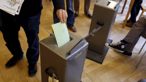 People cast their vote in a school house in Bern, Switzerland, October 18, 2015. People cast their vote in a school house in Bern, Switzerland, October 18, 2015. - Sputnik International