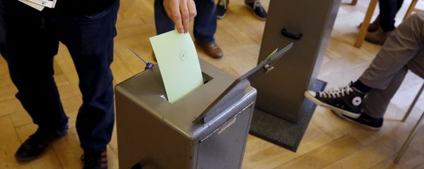 People cast their vote in a school house in Bern, Switzerland, October 18, 2015. - Sputnik International