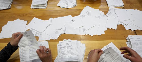 Citizens of Bern count votes in a gymnasium in Bern, Switzerland, October 18, 2015. Citizens of Bern count votes in a gymnasium in Bern, Switzerland, October 18, 2015. - Sputnik International