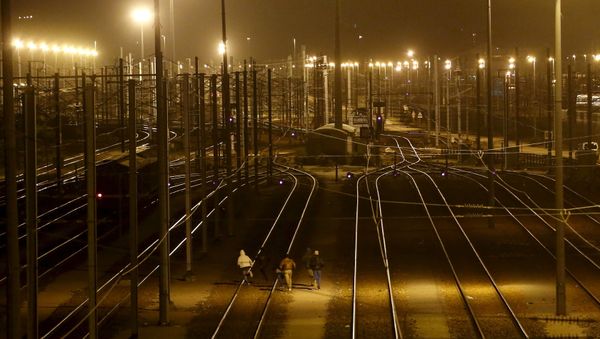 Migrants run after crossing a fence as they attempt to access the Channel Tunnel in Frethun, near Calais, France, in this August 4, 2015 file photo. - Sputnik International