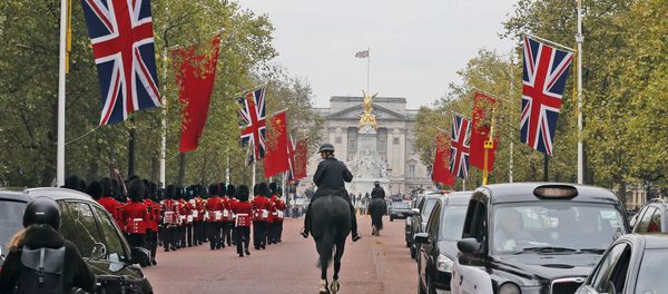 China flags are fixed on poles beside Union flags along The Mall towards Buckingham Palace in London, Friday, Oct. 16, 2015. - Sputnik International