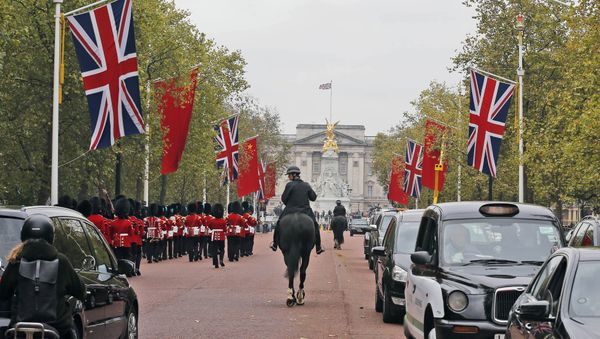 China flags are fixed on poles beside Union flags along The Mall towards Buckingham Palace in London, Friday, Oct. 16, 2015. - Sputnik International