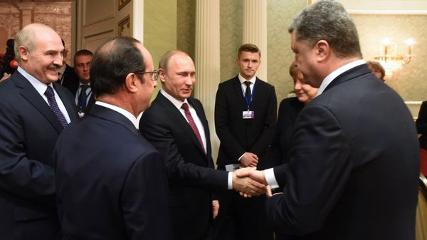 Russian President Vladimir Putin (C) shakes hands with Ukrainian President Petro Poroshenko (R) during a meeting on February 11, 2015 in Minsk Russian President Vladimir Putin (C) shakes hands with Ukrainian President Petro Poroshenko (R) during a meeting on February 11, 2015 in Minsk - Sputnik International