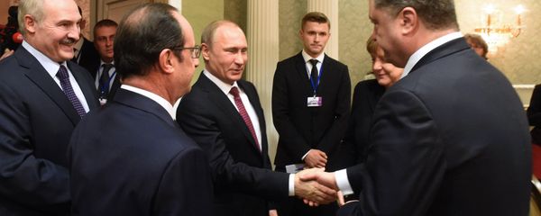 Russian President Vladimir Putin (C) shakes hands with Ukrainian President Petro Poroshenko (R) during a meeting on February 11, 2015 in Minsk Russian President Vladimir Putin (C) shakes hands with Ukrainian President Petro Poroshenko (R) during a meeting on February 11, 2015 in Minsk - Sputnik International