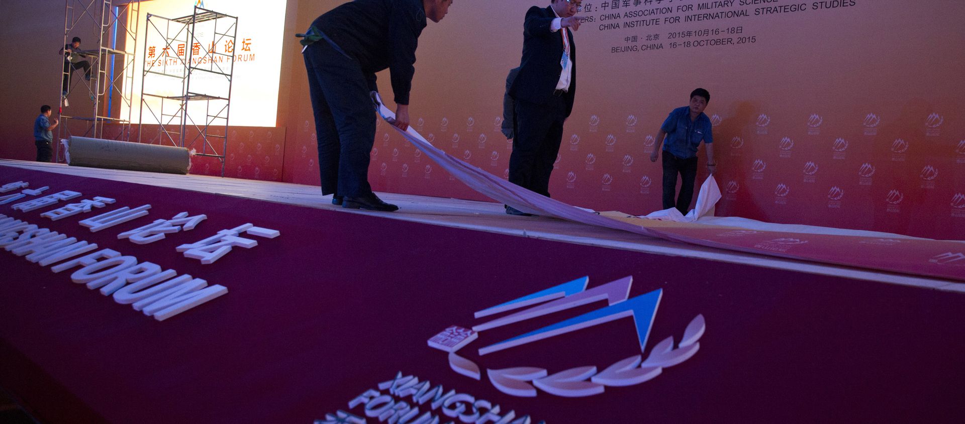 Workers set up the stage before the welcome banquet of the 6th Xiangshan Forum at which analysts, military leaders and others from around the globe will discuss Asian-Pacific security, maritime issues and anti-terrorism in Beijing, Friday, Oct. 16, 2015. Workers set up the stage before the welcome banquet of the 6th Xiangshan Forum at which analysts, military leaders and others from around the globe will discuss Asian-Pacific security, maritime issues and anti-terrorism in Beijing, Friday, Oct. 16, 2015. - Sputnik International, 1920, 11.10.2016