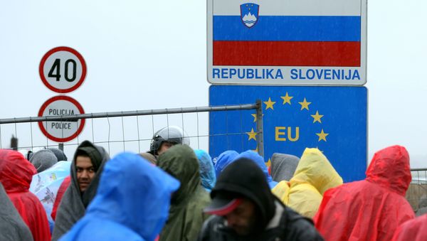 Migrants and refugees wait in the rain as they wait to enter Slovenia, at the Croatian-Slovenian border in Trnovec, on October 19, 2015. Migrants and refugees wait in the rain as they wait to enter Slovenia, at the Croatian-Slovenian border in Trnovec, on October 19, 2015. - Sputnik International