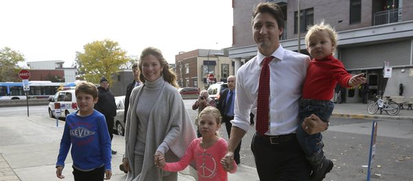 Liberal leader Justin Trudeau arrives at the polling station with his wife and children. Liberal leader Justin Trudeau arrives at the polling station with his wife and children. - Sputnik International