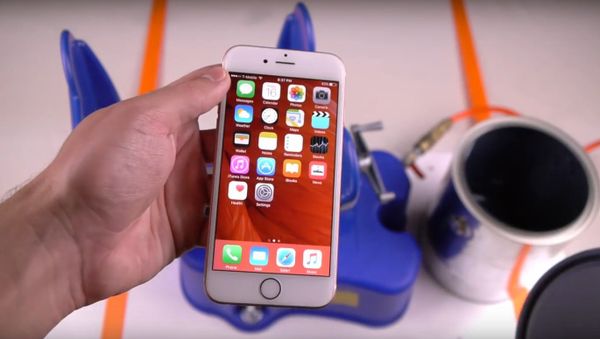 IPhone 6 in a Paint-Shaker - Sputnik International