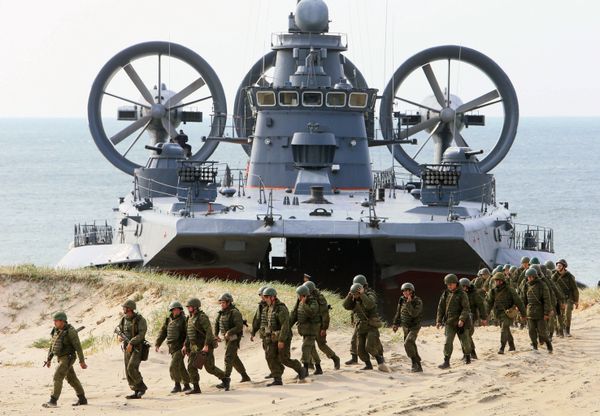 The air-cushion small landing ship Mordovia and servicemen of coastal defence troops at the Baltic Fleets's range in Kaliningrad Region - Sputnik International