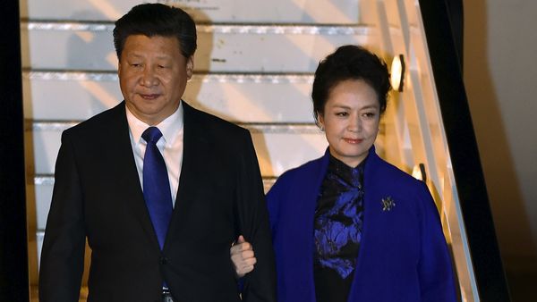 Chinese President Xi Jinping and his wife Peng Liyuan arrive for a four-day state visit at London's Heathrow Airport, October 19, 2015 Chinese President Xi Jinping and his wife Peng Liyuan arrive for a four-day state visit at London's Heathrow Airport, October 19, 2015 - Sputnik International