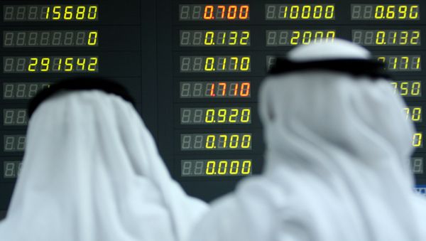 Bahraini traders watch the trading board Bahraini traders watch the trading board - Sputnik International