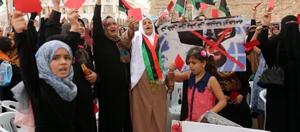 Libyan women raise red cards during a protest against the national unity government proposed by United Nations envoy Bernardino Leon on October 9, 2015 in Tripoli's central Martyrs Square. - Sputnik International