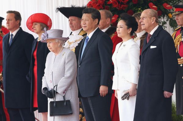 Britain's Queen Elizabeth II, foreground left, stands with Chinese President Xi Jinping, his wife, Peng Liyuan and Prince Philip, during the official ceremonial welcome for the Chinese State Visit, in London. - Sputnik International