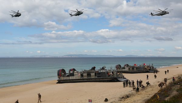 US navy helicopters fly over US Navy hovercraft during the NATO Trident Juncture exercise 2015. - Sputnik International