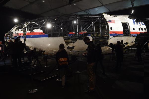 The wrecked cockipt of the Malaysia Airlines flight MH17 is presented to the press during a presentation of the final report on the cause of the its crash at the Gilze Rijen airbase October 13, 2015 - Sputnik International