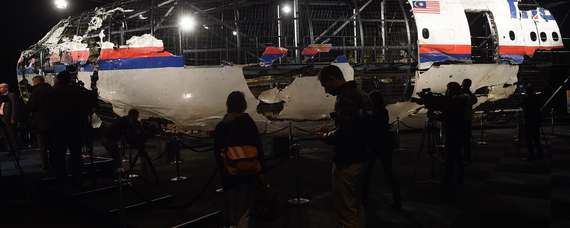 The wrecked cockipt of the Malaysia Airlines flight MH17 is presented to the press during a presentation of the final report on the cause of the its crash at the Gilze Rijen airbase October 13, 2015 - Sputnik International, 1920, 16.11.2022