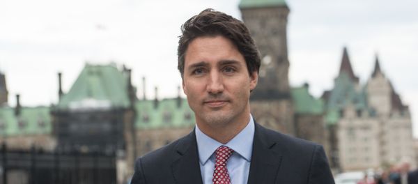 Canadian Liberal Party leader Justin Trudeau walks from the parliament to give a press conference in Ottawa on October 20, 2015 after winning the general elections - Sputnik International
