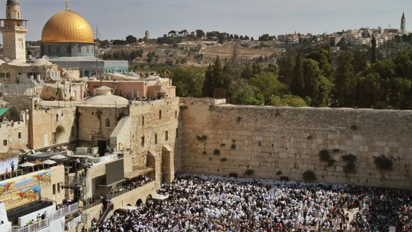 Jewish worshippers draped in prayer shawls perform the annual Cohanim prayer (priest's blessing) during Sukkot, or the feast of the Tabernacles, holiday at the Western Wall in the old city of Jerusalem on September 30, 2015 - Sputnik International