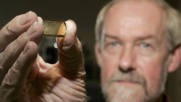 Simon Wilde, a professor at Curtin University of Technology in Perth, Australia, shows off a 4.4 billion-year-old zircon crystal at the University of Wisconsin. File photo Simon Wilde, a professor at Curtin University of Technology in Perth, Australia, shows off a 4.4 billion-year-old zircon crystal at the University of Wisconsin. File photo - Sputnik International
