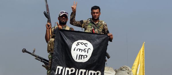 Iraqi Shiite fighters from the Popular Mobilisation units, fighting alongside Iraqi government forces, display, upside down, the flag of the Islamic State (IS) group during a military operation aimed at the centre of Baiji, some 200 kilometres north of Baghdad on October 19, 2015 Iraqi Shiite fighters from the Popular Mobilisation units, fighting alongside Iraqi government forces, display, upside down, the flag of the Islamic State (IS) group during a military operation aimed at the centre of Baiji, some 200 kilometres north of Baghdad on October 19, 2015 - Sputnik International