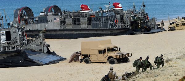 US marines push a Humvee stuck on the sand as they disembark from the overcrafts deploid by the USS Arlington amphibious transport dock during the NATO's Trident Juncture exercise at Pinheiro da Cruz beach, south of Lisbon, near Grandola on October 20, 2015 - Sputnik International
