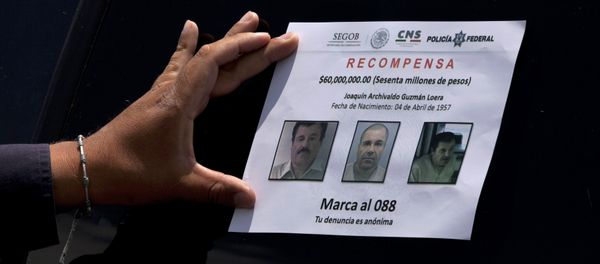 A Federal Police presses on a reward notice for information leading to the capture of drug lord Joaquin El Chapo Guzman, who made his escape from the Altiplano maximum security prison via an underground tunnel, in Almoloya, west of Mexico City, Thursday, July 16, 2015 A Federal Police presses on a reward notice for information leading to the capture of drug lord Joaquin El Chapo Guzman, who made his escape from the Altiplano maximum security prison via an underground tunnel, in Almoloya, west of Mexico City, Thursday, July 16, 2015 - Sputnik International