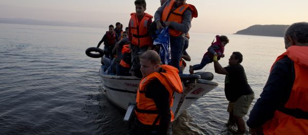 Syrian refugees arrive on a fishing boat from Turkey on the shores of the Greek island of Lesbos , Sunday Sept. 27, 2015. - Sputnik International