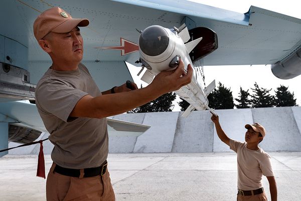 Russian short-range air-to-air R-73 Archer missile attached to a Su-30SM Flanker-H multirole fighter at Hmeymim air base near Latakia, Syria. - Sputnik International