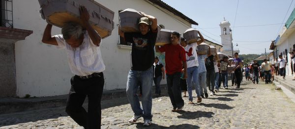 People carry the coffins containing the remains of civil war victims to the local cemetery in Suchitoto. People carry the coffins containing the remains of civil war victims to the local cemetery in Suchitoto. - Sputnik International