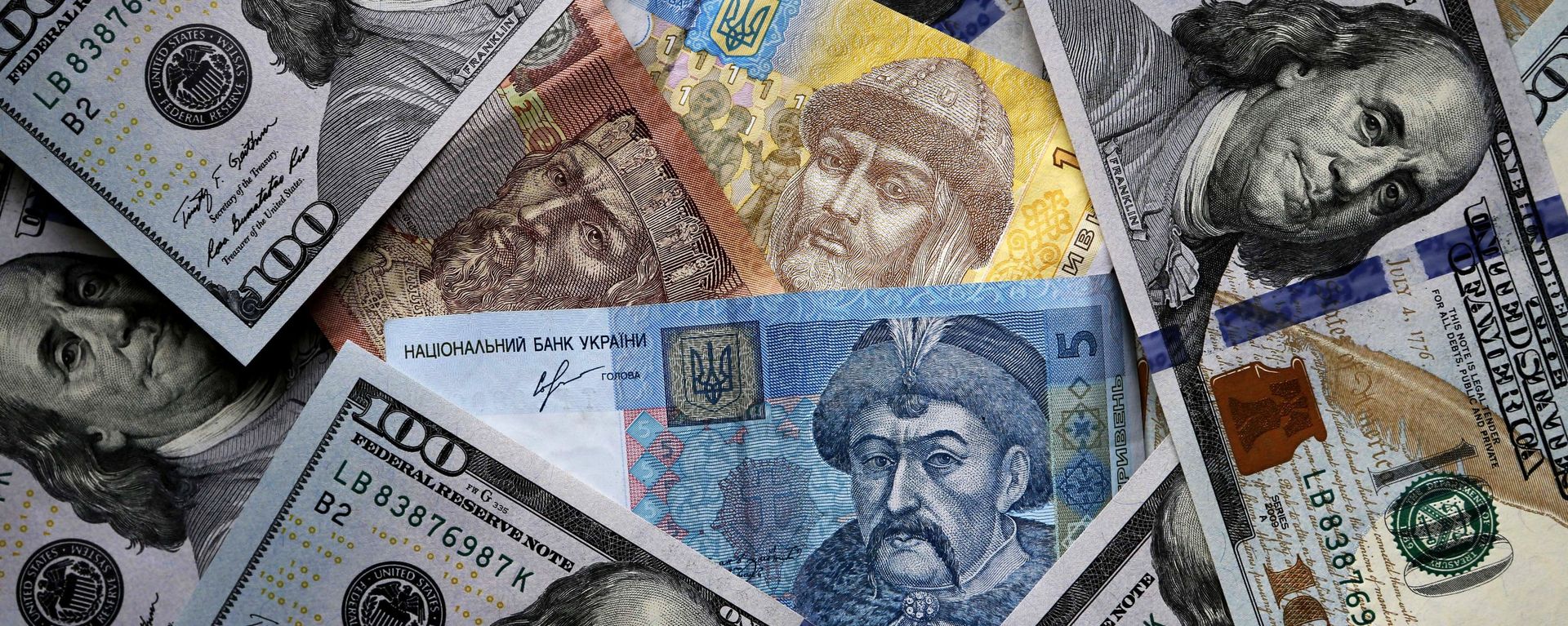 US and Ukrainian notes and coins US and Ukrainian notes and coins - Sputnik International, 1920, 19.11.2025