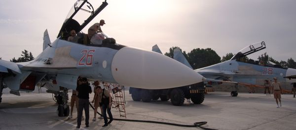 Ground crew prepare fighter jets for combat sorties at Hemeimeem airbase, Syria, Thursday, Oct. 22, 2015 - Sputnik International