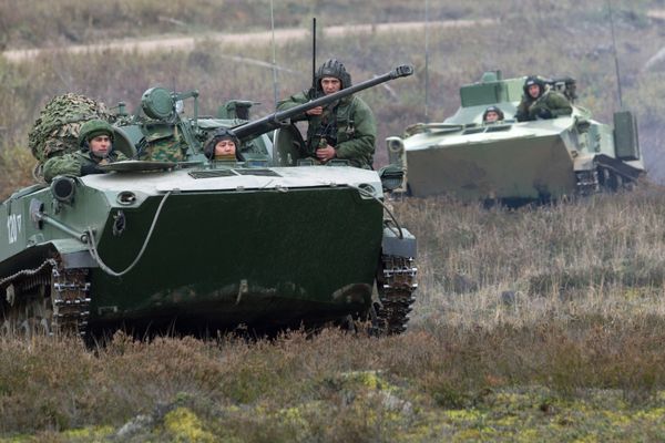 Russian Army's Elite: Airborne Troops Drill in Pskov Region - Sputnik International
