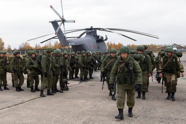 Russian Army's Elite: Airborne Troops Drill in Pskov Region - Sputnik International