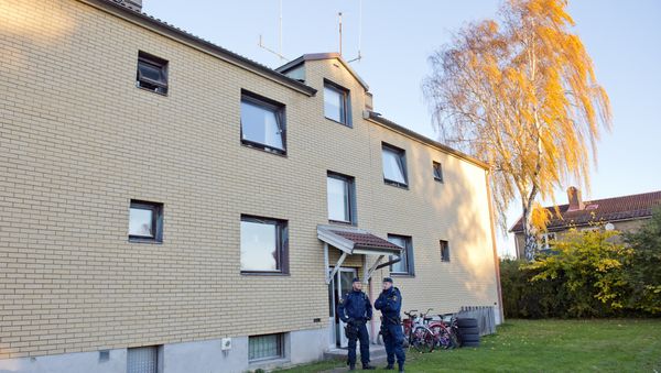 Police officers guard on October 23, 2015 the apartment building where the man who allegedely attacked students at a primary and middle school in Trollhattan, southwestern Sweden, used to live Police officers guard on October 23, 2015 the apartment building where the man who allegedely attacked students at a primary and middle school in Trollhattan, southwestern Sweden, used to live - Sputnik International