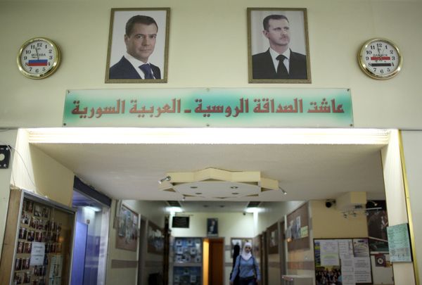 Portraits of  Dmitry Medvedev and  Bashar Assad at the Russian Cultural Center in Damascus - Sputnik International
