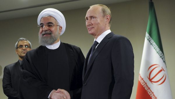 Russia's President Vladimir Putin (R) meets with Iran's President Hassan Rouhani on the sidelines of the United Nations General Assembly in New York, September 28, 2015 - Sputnik International