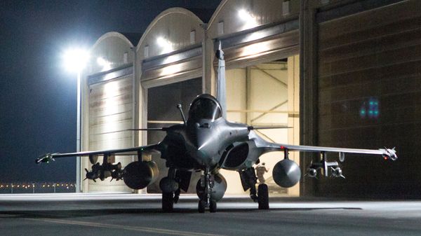 This photo released on Friday, Oct. 9, 2015 by the French Army Communications Audiovisual office (ECPAD) shows a French army Rafale fighter jet on the tarmac of an undisclosed air base as part of France's Operation Chammal launched in September 2015 in support of the US-led coalition against Islamic State group - Sputnik International