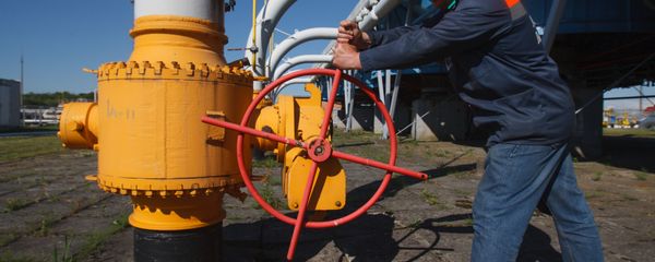 An employee tightens the valve on a pipeline at the Bilche-Volytsko-Uherske underground gas storage facility, the largest in Europe, not far from the village of Bilche village, in the Lviv region of western Ukraine, on May 21, 2014 An employee tightens the valve on a pipeline at the Bilche-Volytsko-Uherske underground gas storage facility, the largest in Europe, not far from the village of Bilche village, in the Lviv region of western Ukraine, on May 21, 2014 - Sputnik International
