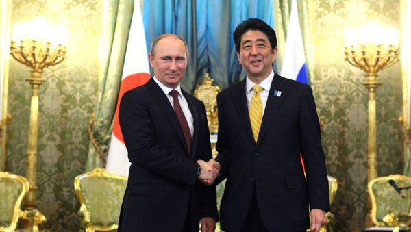 Russian President Vladimir Putin and Prime Minister of Japan Shinzo Abe shake hands prior to their talks in the Kremlin, April 29, 2013 - Sputnik International