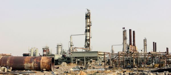 Destruction at Beiji oil refinery during the military operations, some 250 kilometers (155 miles) north of Baghdad, Iraq, Thursday, Oct. 22, 2015. - Sputnik International