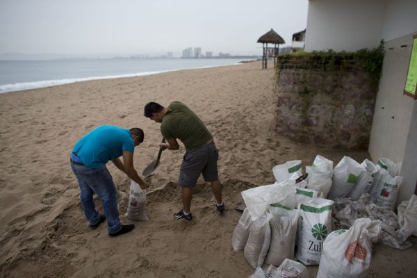Men fill small bags with sand from the beach as they prepare for the arrival of Hurricane Patricia in Puerto Vallarta. - Sputnik International