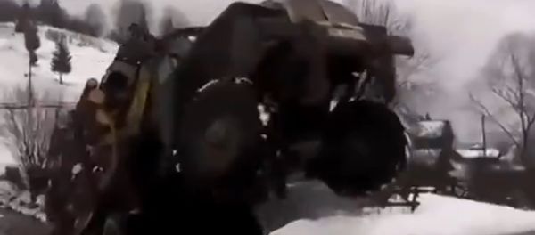 A fully-loaded URAL truck shows acrobatic stunts on a snowy Siberian road. A fully-loaded URAL truck shows acrobatic stunts on a snowy Siberian road. - Sputnik International